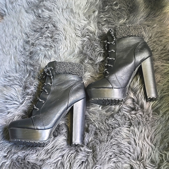 Shoe Dazzle Maysi Heeled Combat Boots in Black Size 9.5 - Picture 3 of 5